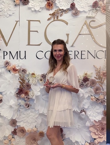 Elena Kaligina with her award at the Vegas PMU Conference 2023