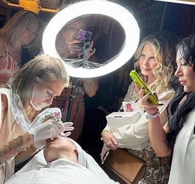 Live procedure demonstration watched by artists at the Vegas PMU Conference 2024